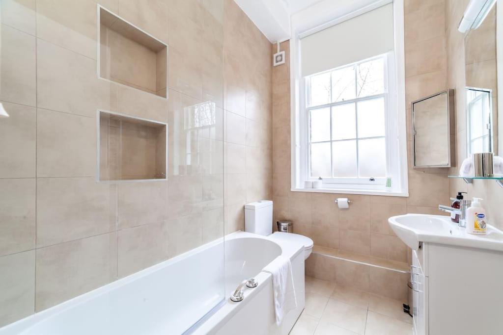 Spacious & Central 3-Bed Flat By Popular Waterloo! London Kültér fotó